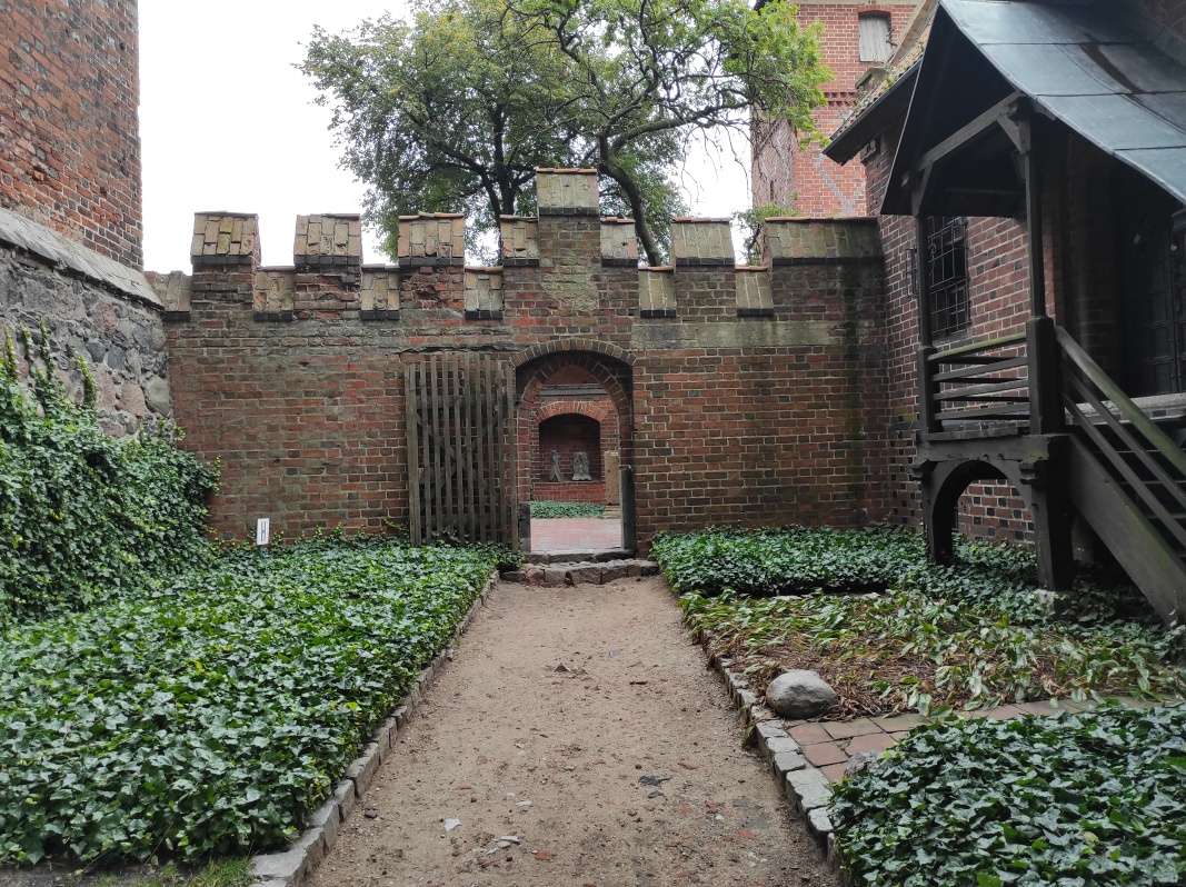 Veľmajstrove záhrady - pohľad späť k cintorínu