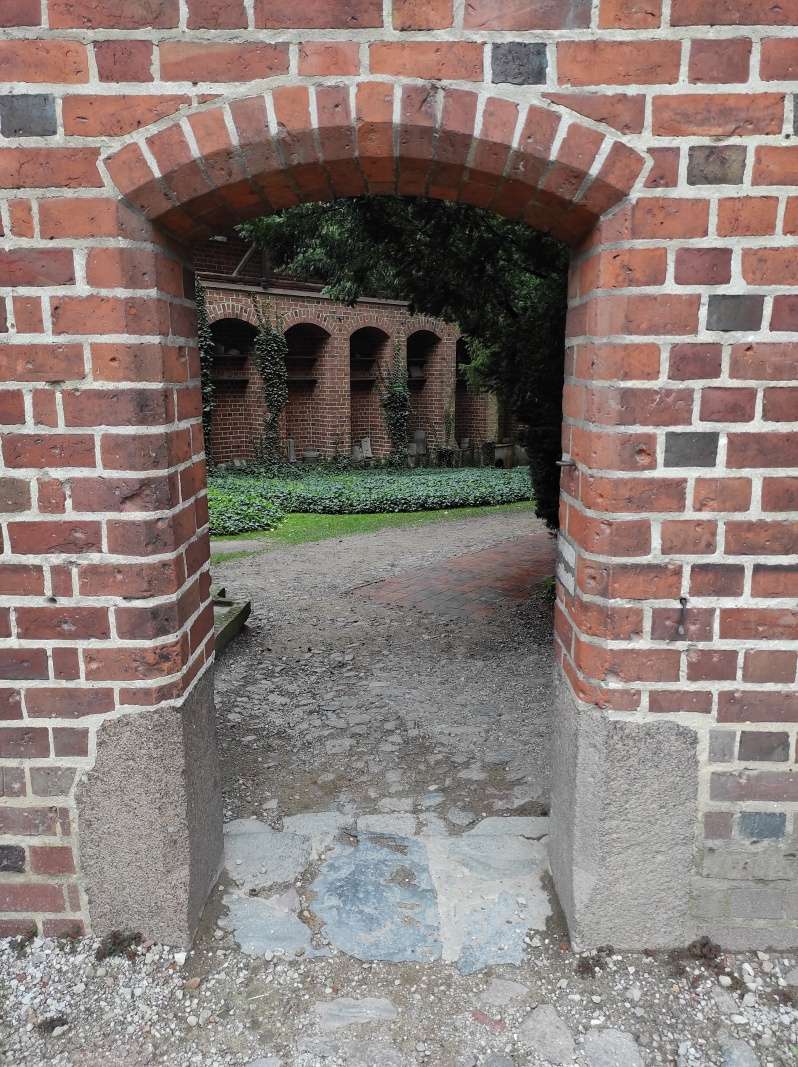 Prechod do záhrad s mlynom