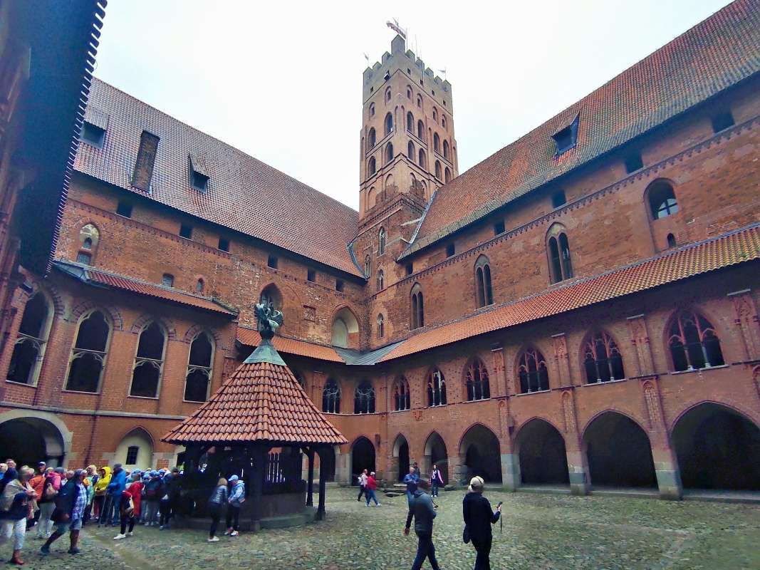 Nádvorie Horného hradu so studňou