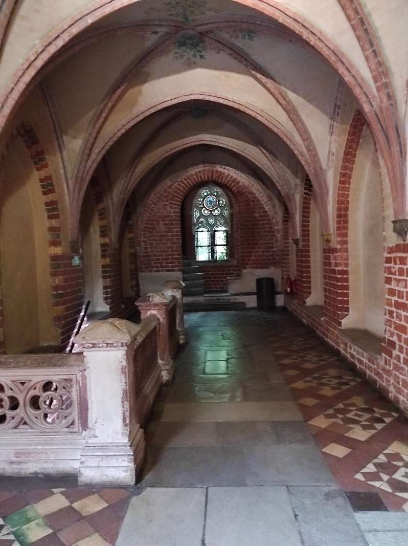 Pohľad späť - východ zo schodiska na poschodie