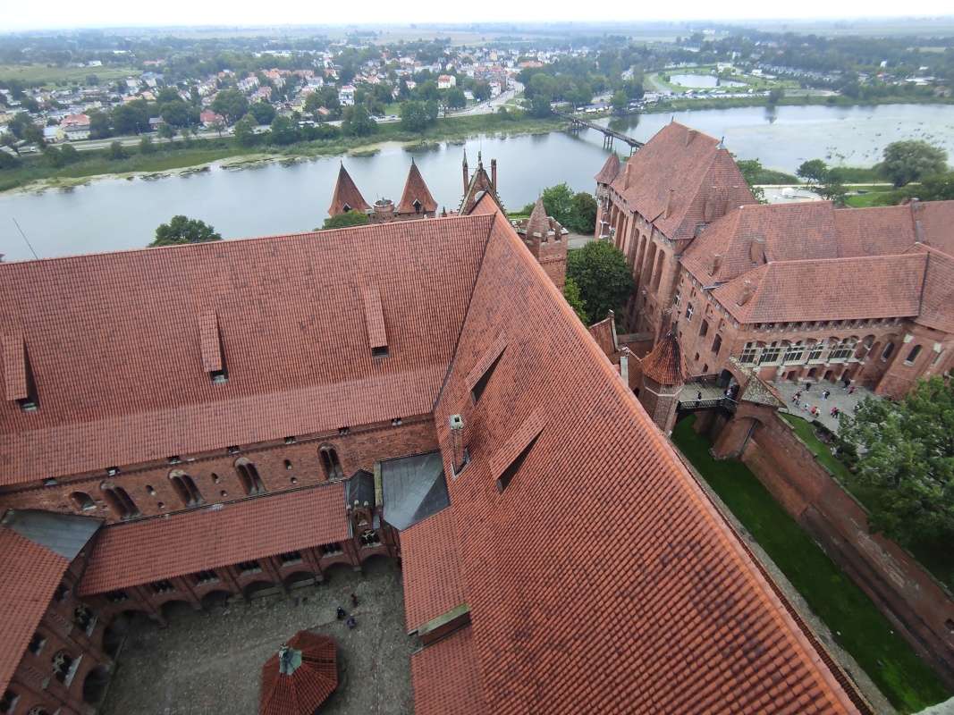 Výhľad z veže - Horný hrad a Palác veľmajstra v Strednom hrade
