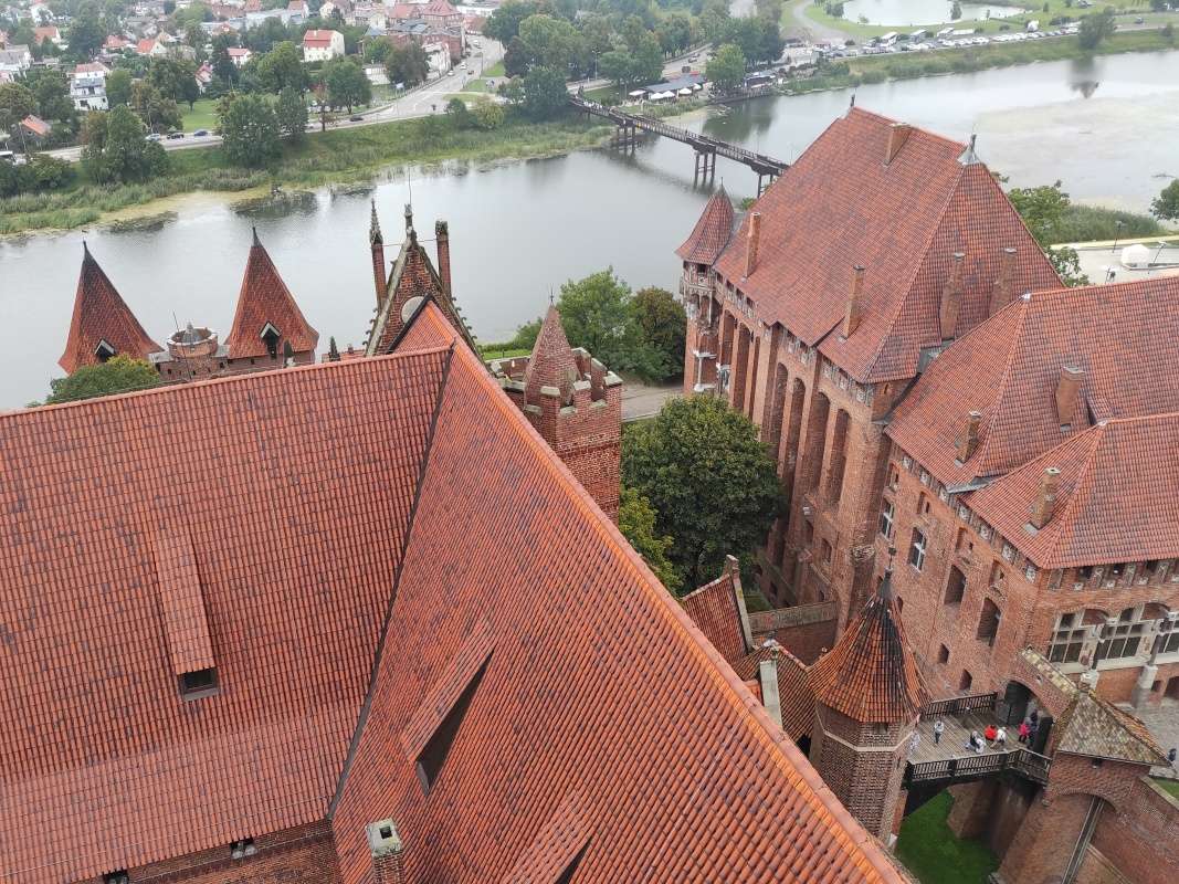 Výhľad z veže - mostík zo Stredného do Horného hradu a Palác veľmajstra