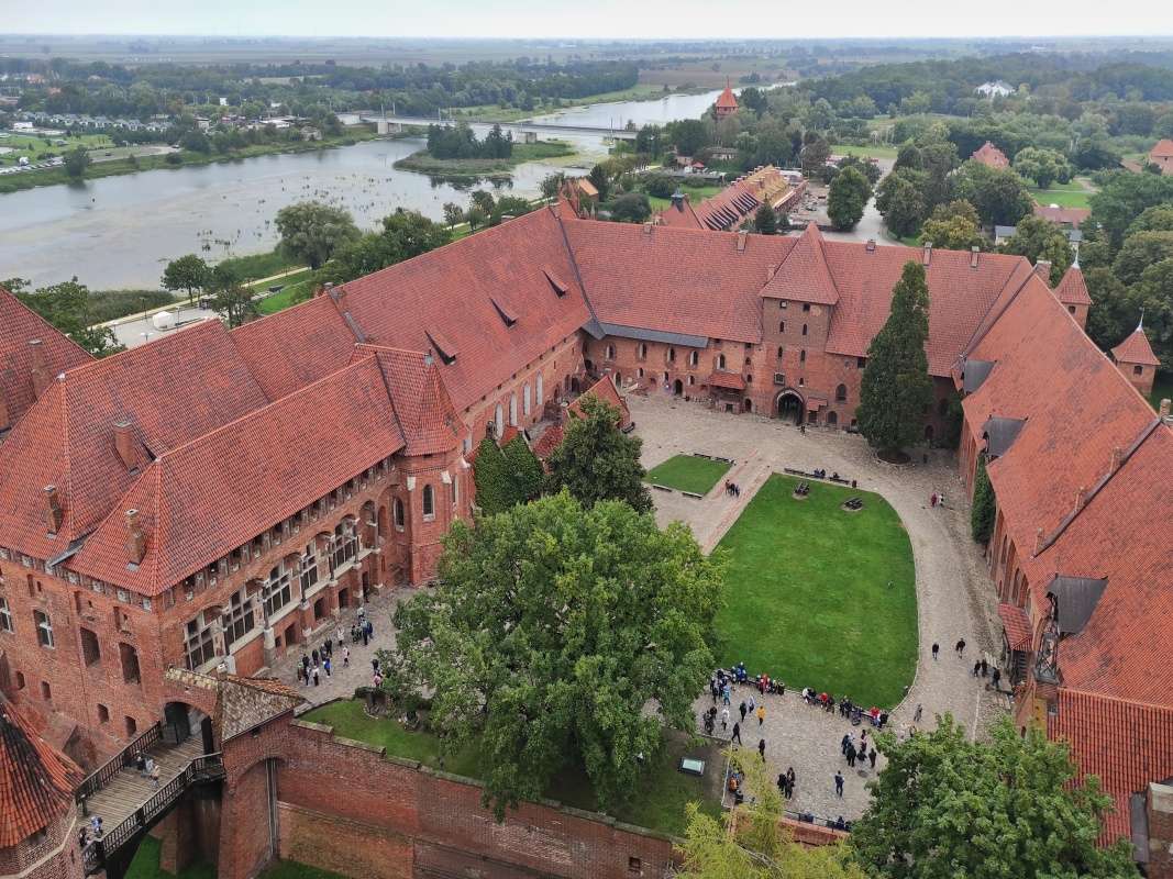 Výhľad z veže - Stredný hrad a Palác veľmajstra