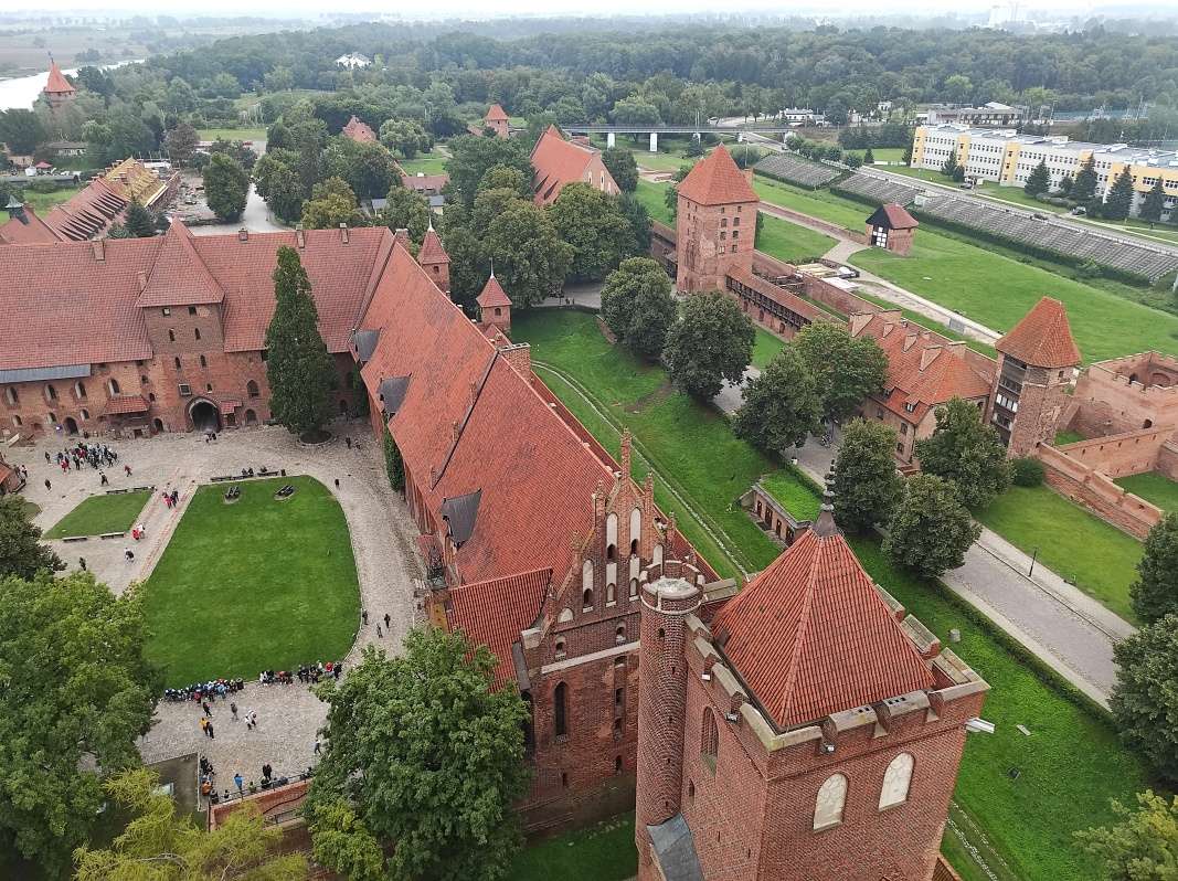 Výhľad z veže - Stredný hrad, vzadu Dolný hrad (podhradie - hospodárske budovy)