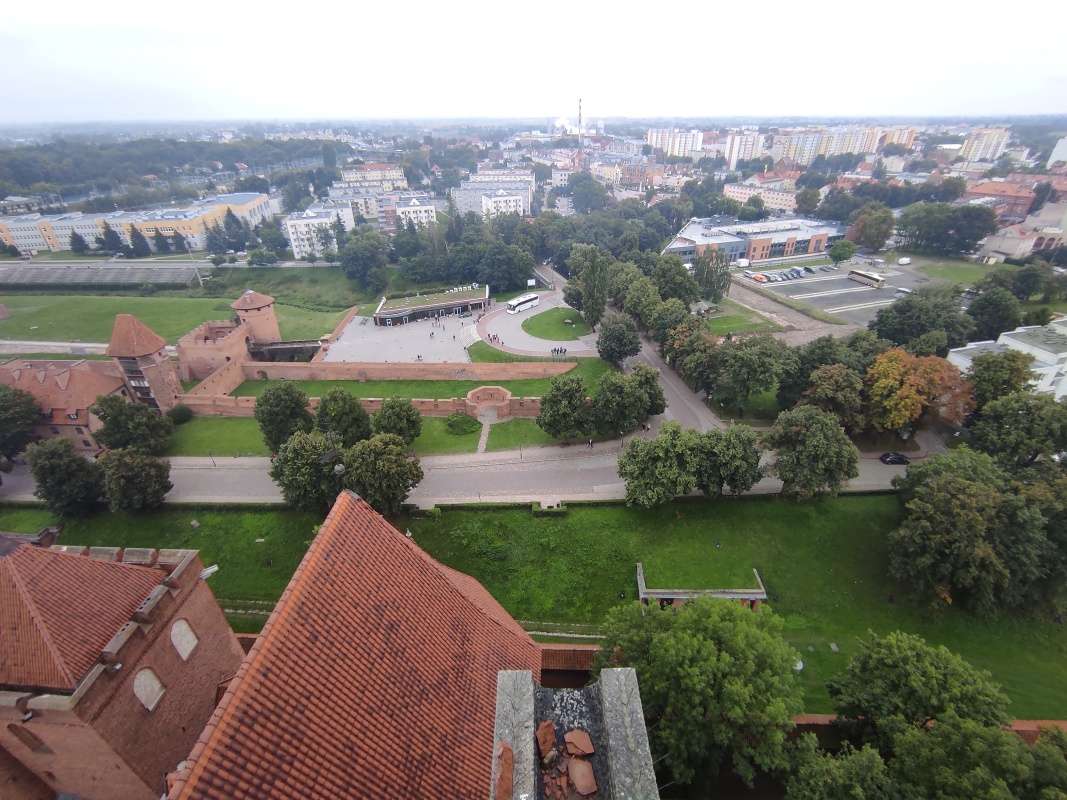 Výhľad z veže - budova pokladne