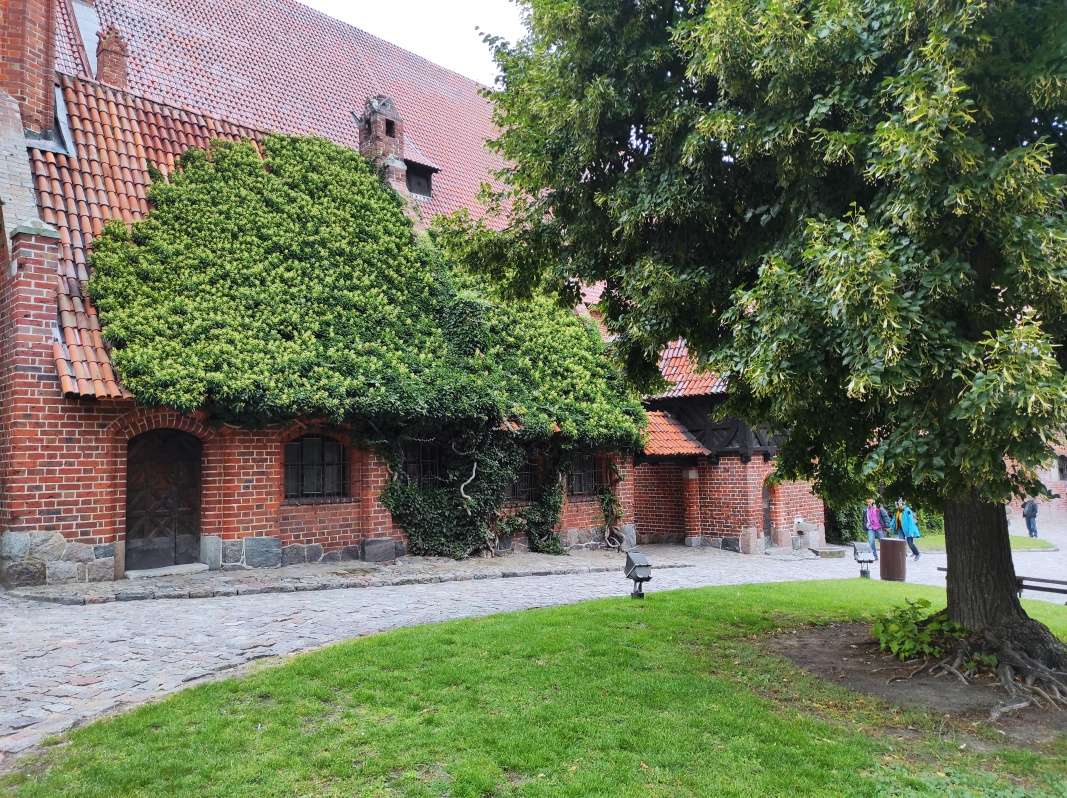 Východ zo Stredného hradu je vedľa Paláca veľmajstra
