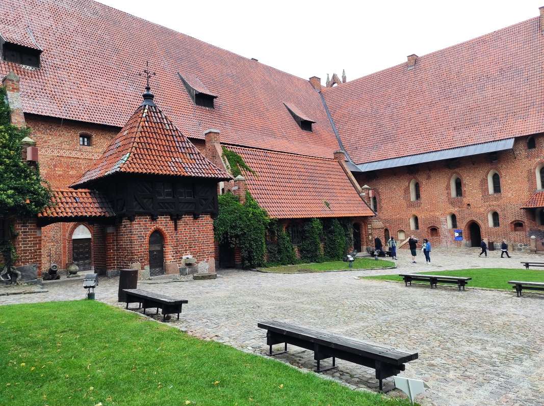 Východ zo Stredného hradu je vedľa Paláca veľmajstra