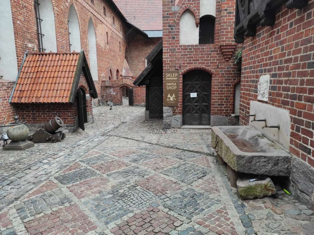 Východ zo Stredného hradu