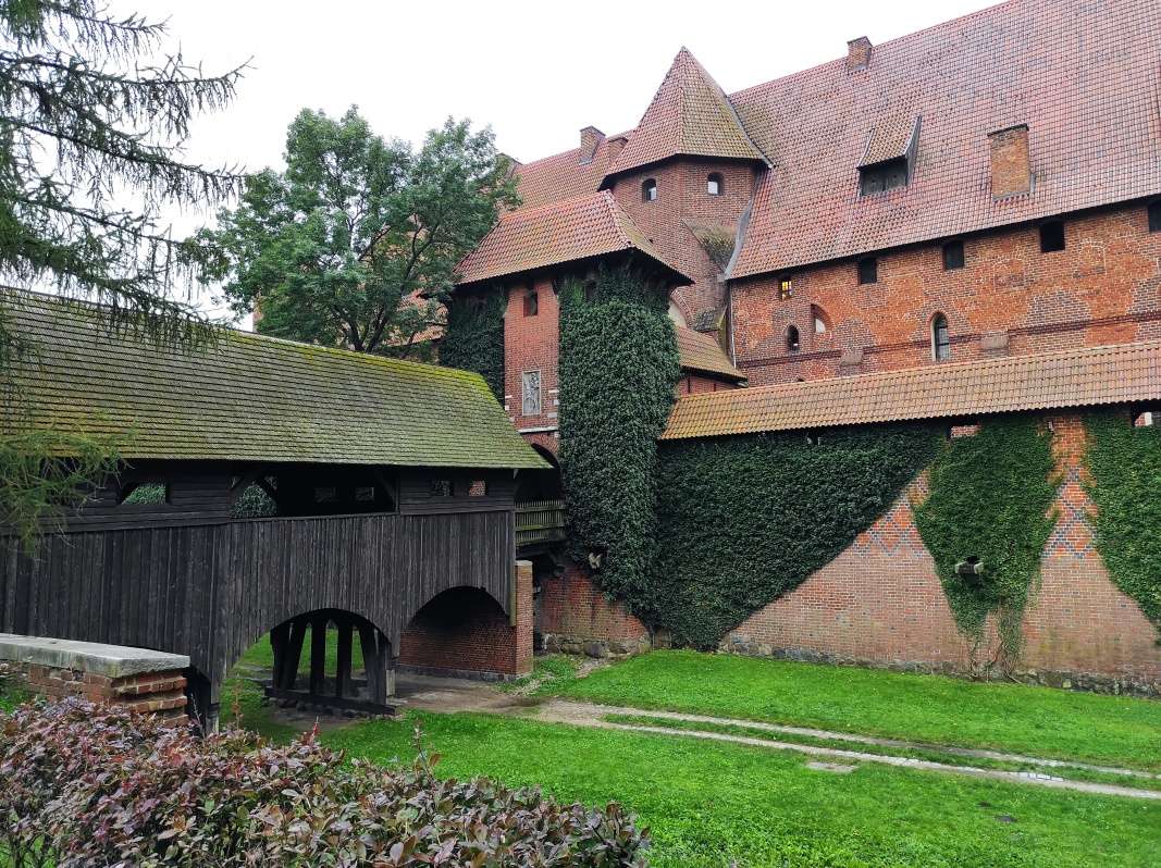 Cestou späť obchádzame Stredný hrad