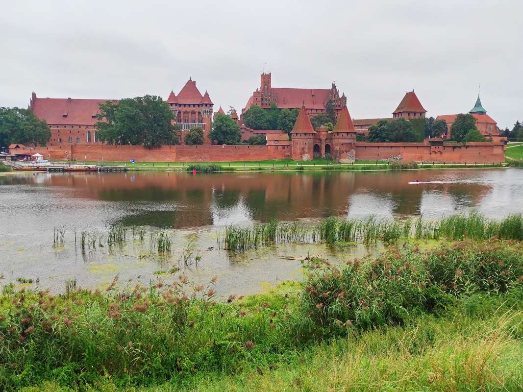 Hrad Malbork z mosta ponad Nogat 