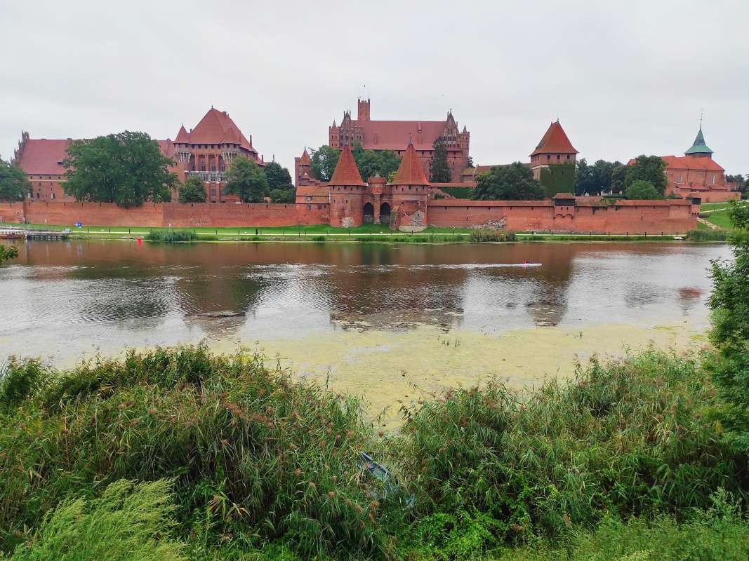 Hrad Malbork spoza rieky Nogat