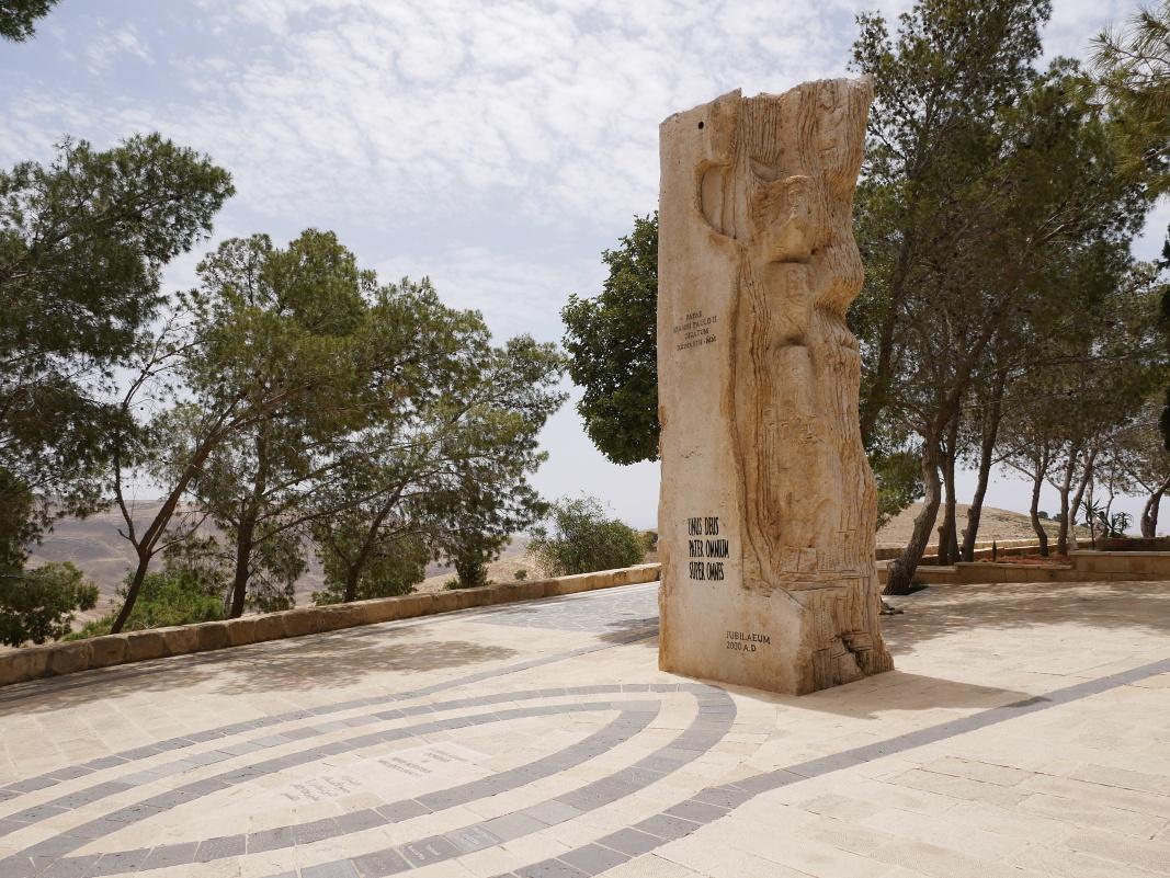 Hora Nebo - pamätník Kniha lásky medzi národnosťami, Vincenzo Bianchi, r. 2000, symbolizuje Mojžiša ako prepojenie Kresťanov, Moslimov a Židov