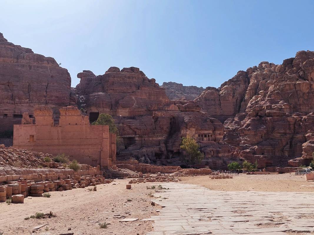 Pohľad späť - Qasr al-Bint a vstup na chodník ku Kláštoru