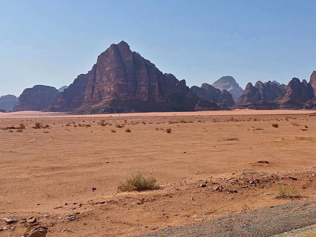 Wadi Rum - Sedem pilierov múdrosti - sú ešte pred dedinou vľavo