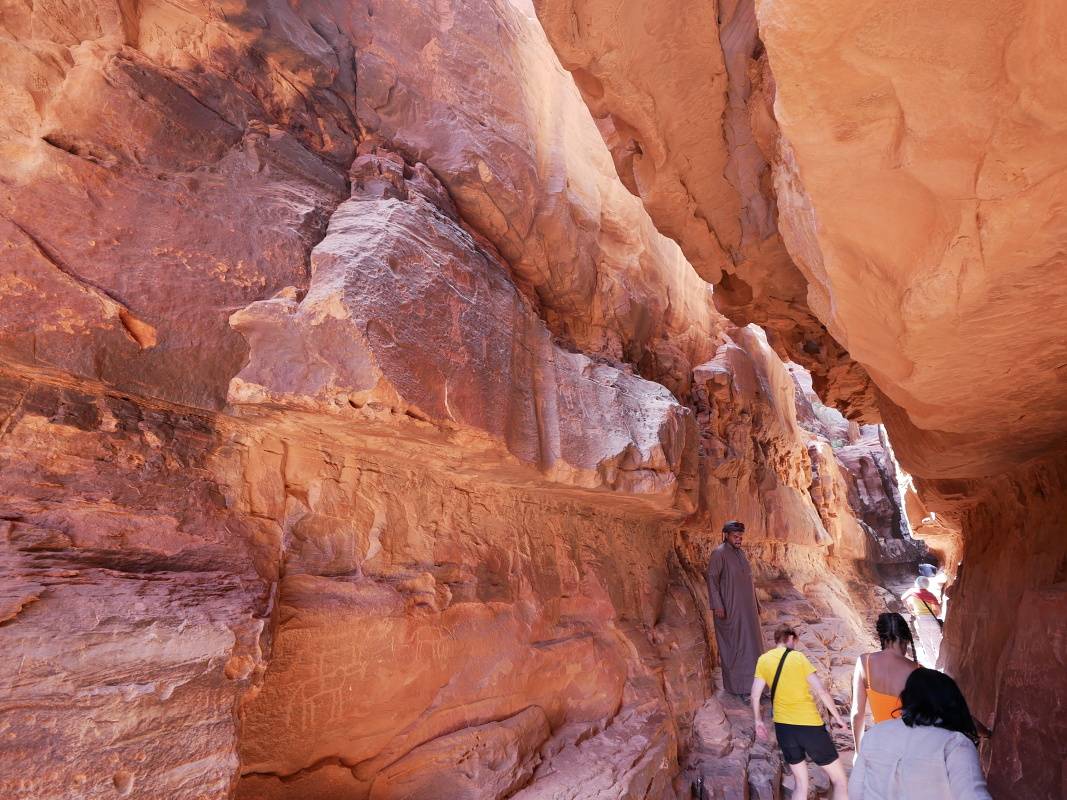 Kaňon Jebel Khazali - petroglyfy s náboženským významom