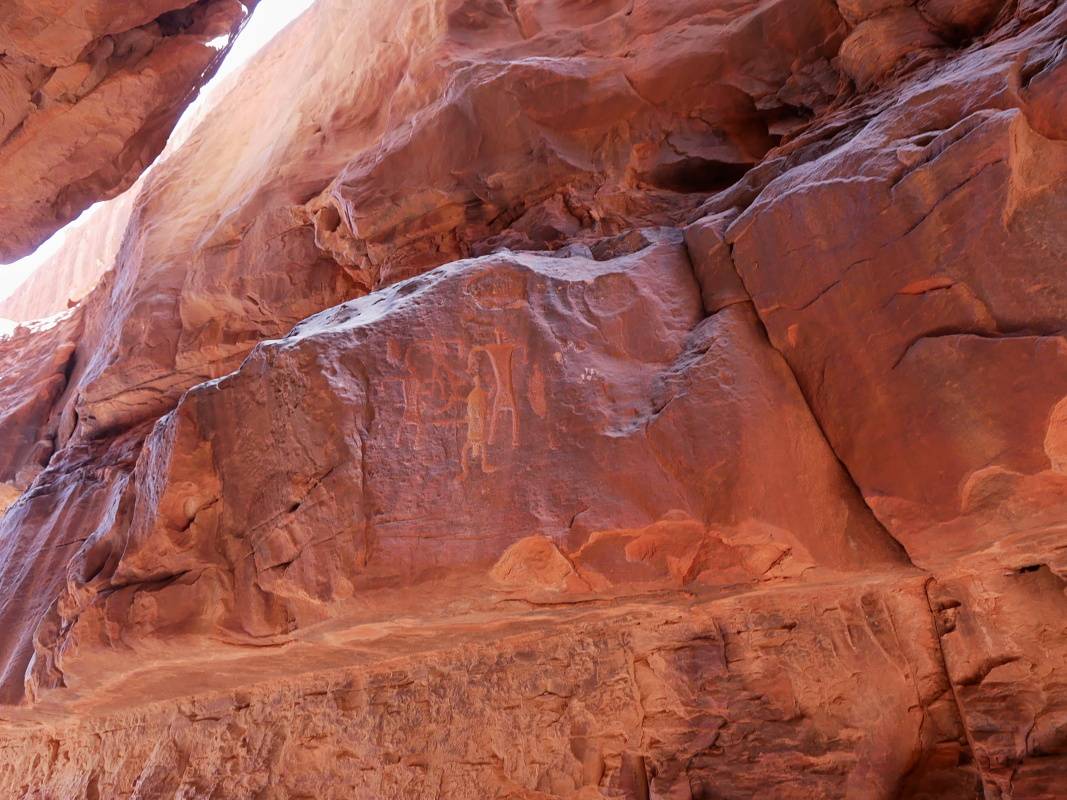 Kaňon Jebel Khazali - petroglyfy s náboženským významom