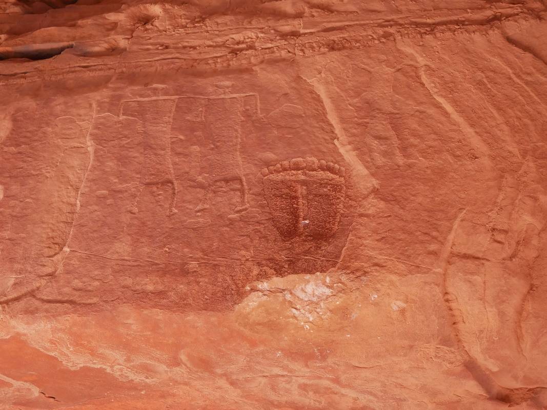 Kaňon Jebel Khazali - petroglyfy s náboženským významom