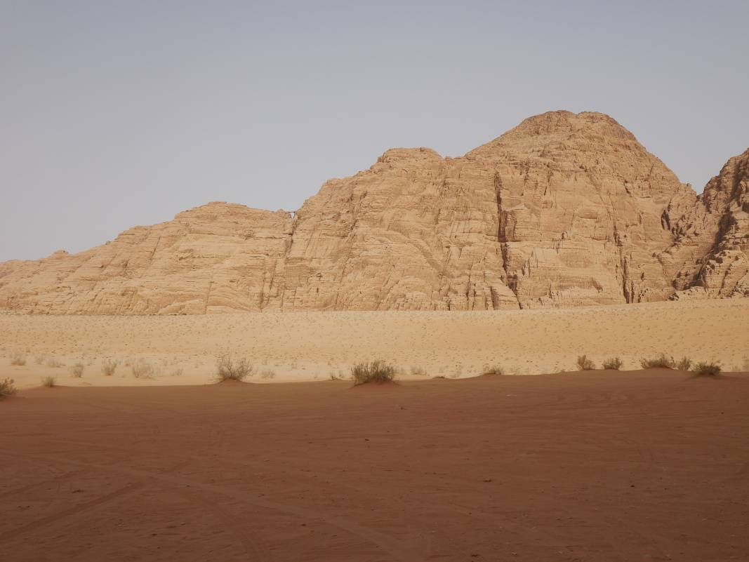 Cesta k Abu Khashaba kaňonu - skalný most Jabal Burdah v diaľke