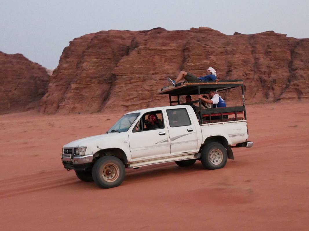 Cesta do Wadi Rum Base Campu - chlapec z tej strechy skoro spadol