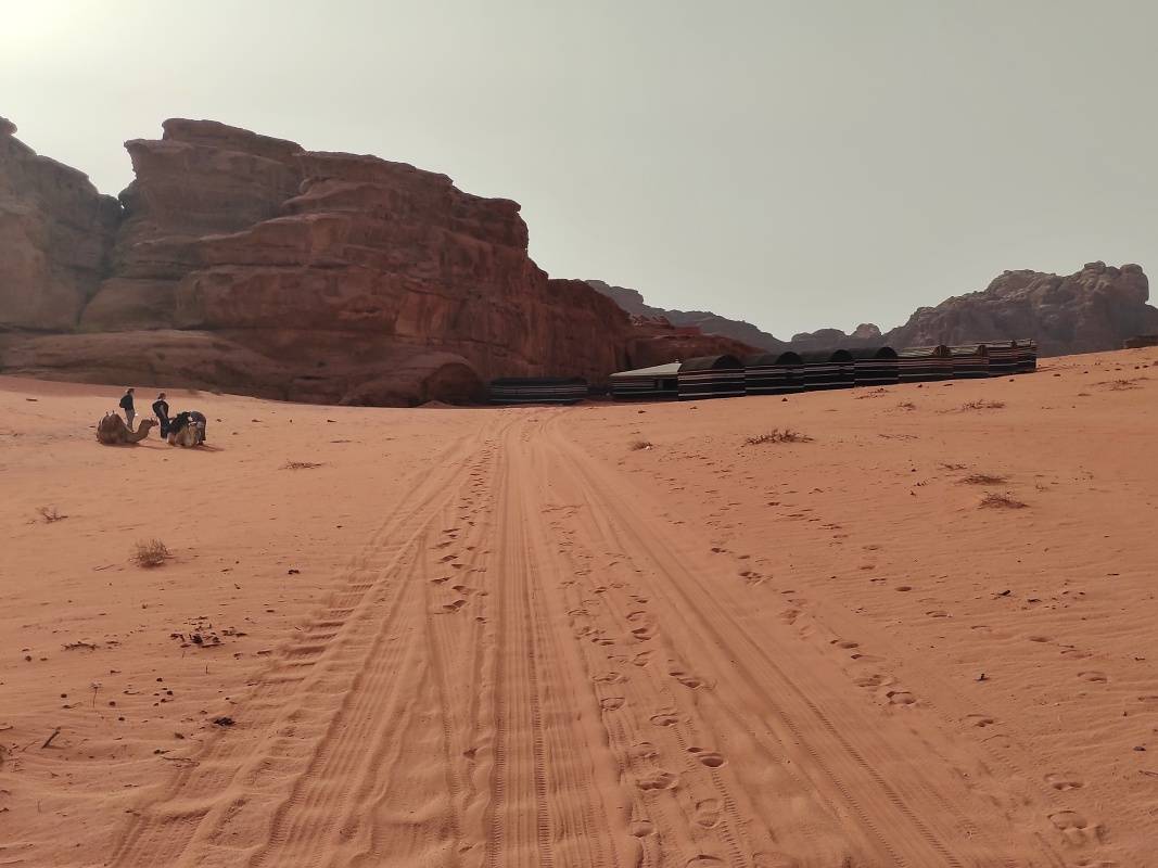 Opúšťame kemp vo Wadi Rum