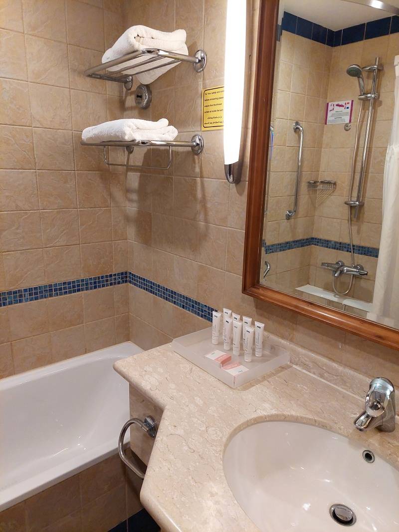 Kúpelňa v Crowne Plaza - toľko fľaštičiek som ešte nikde nedostala :)