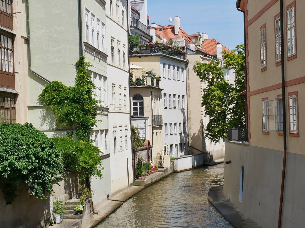 Čertovka na druhej strane Karlovho mosta