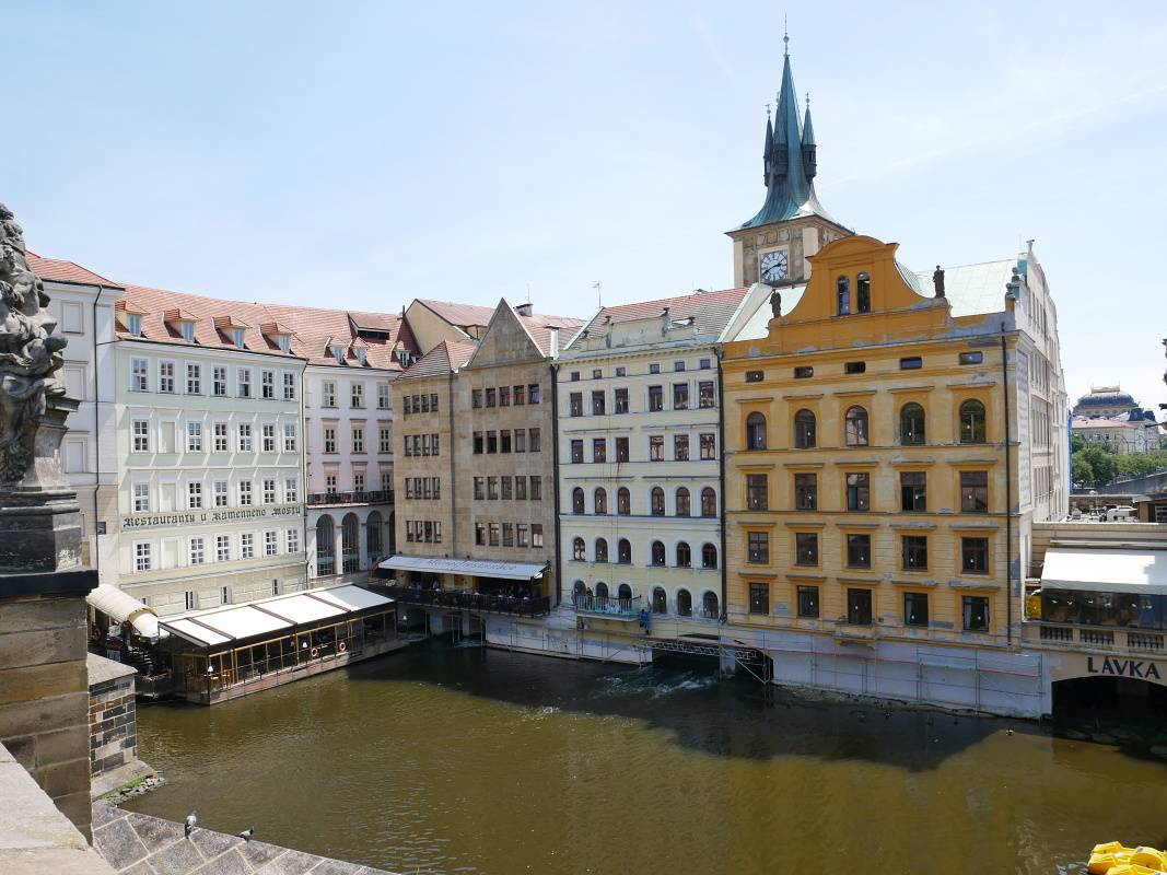 Pod Karlovým mostom na staromestskej strane