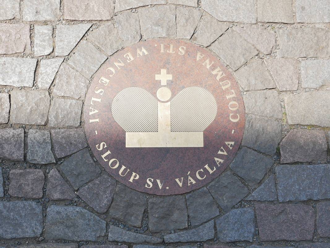 Tu kedysi stál viničný stĺp (pred Staromestská mostecká veža, dnes je v rohu Křižovníckeho námestia)