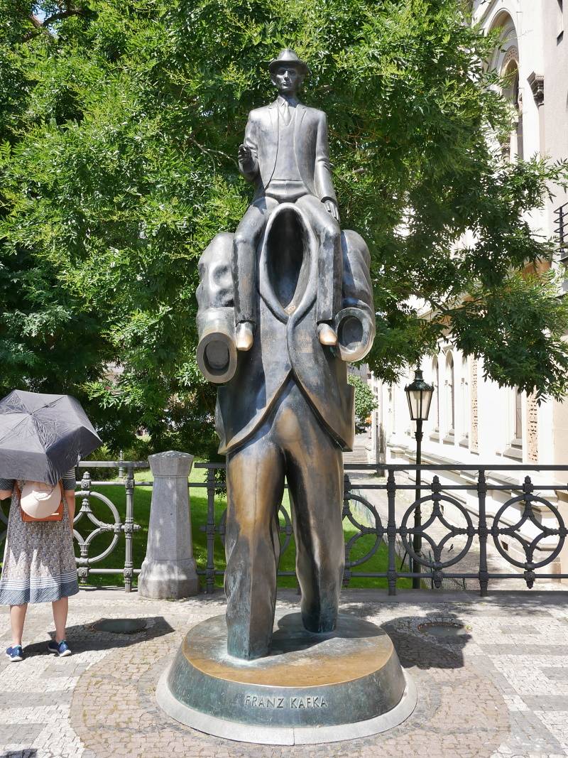Socha Franca Kafku pri Španielskej synagóge
