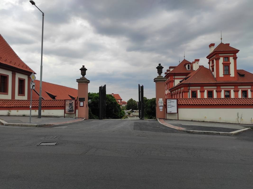 Vstupujem do areálu Trójskeho zámku