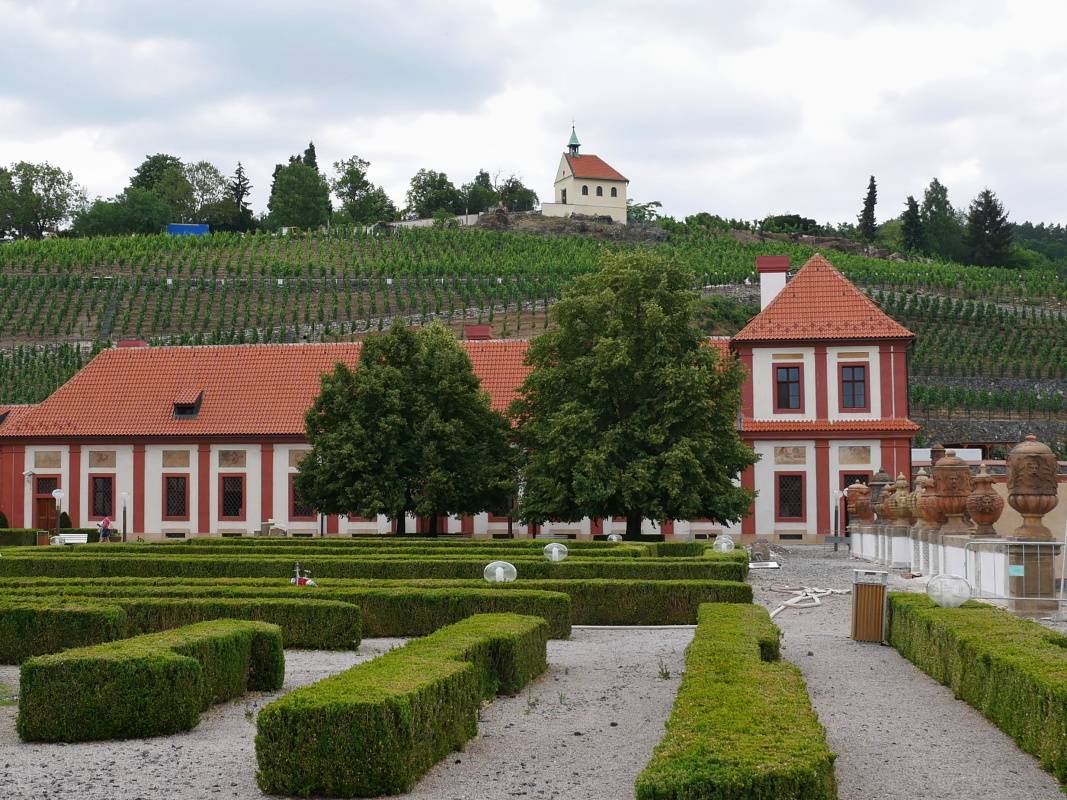 Trojský zámok - hospodárske budovy a Kaplnka sv. Kláry