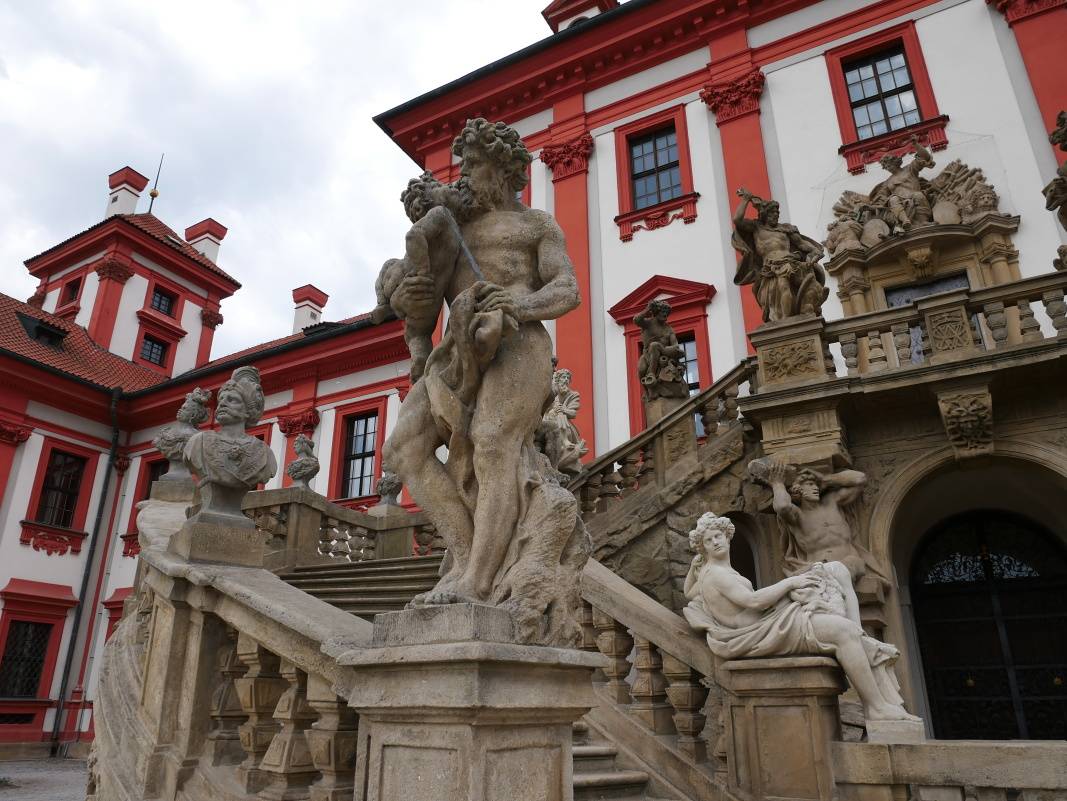 Trojský zámok - dvojité schodisko s antickými sochami
