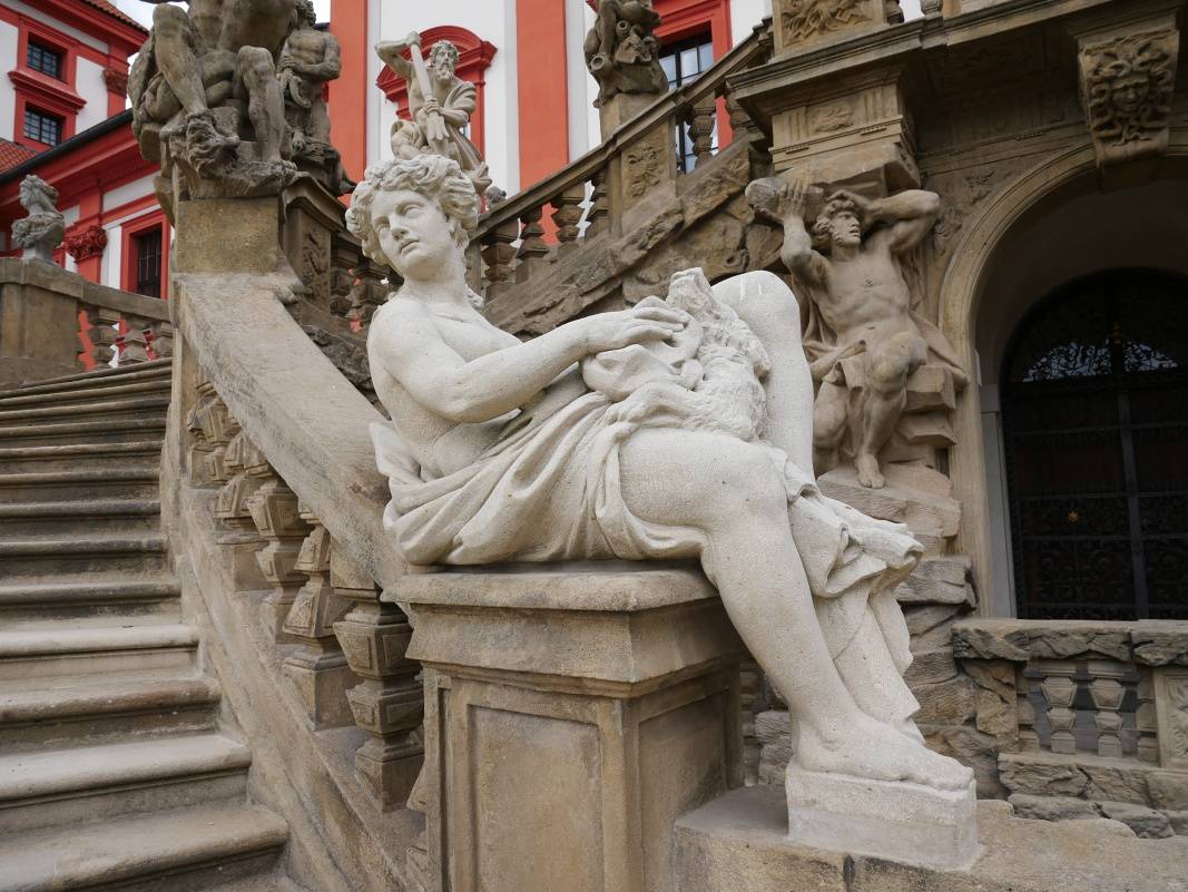 Trojský zámok - dvojité schodisko s antickými sochami