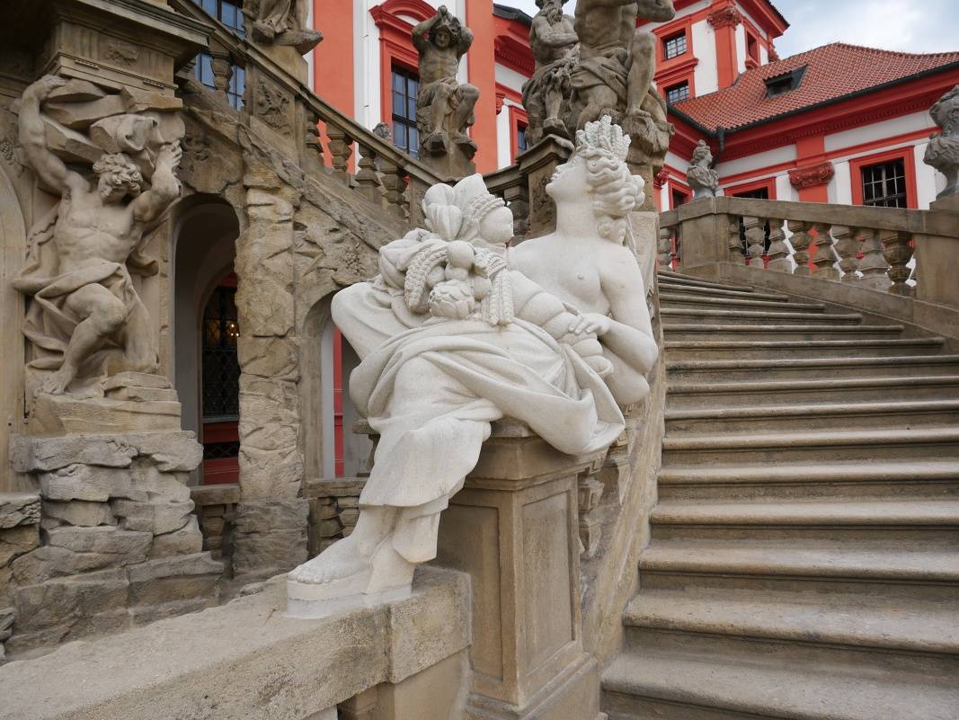 Trojský zámok - dvojité schodisko s antickými sochami