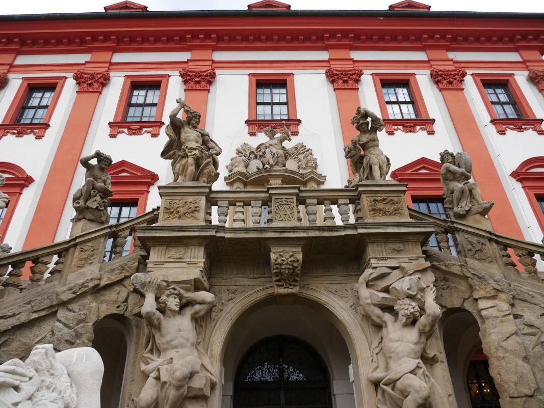 Trojský zámok - dvojité schodisko s antickými sochami
