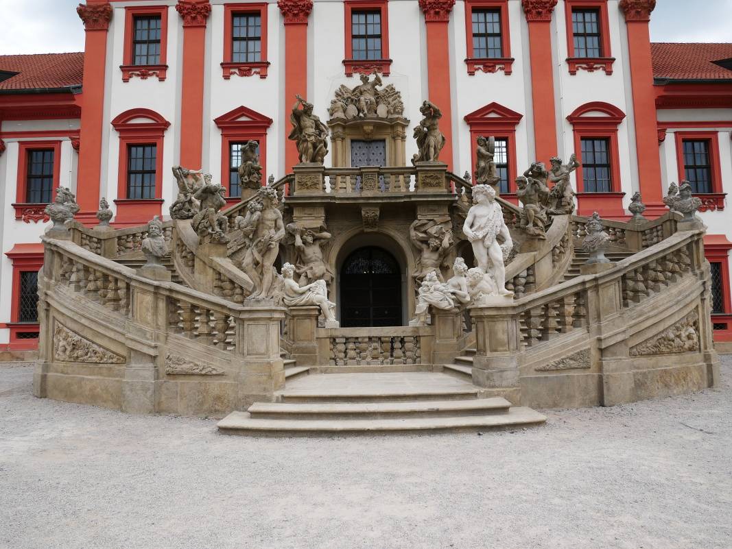 Trojský zámok - dvojité schodisko s antickými sochami