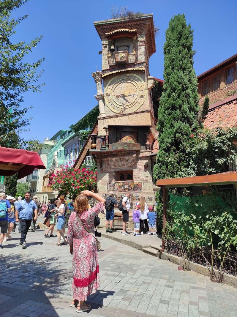 Hodinová veža Gabriadze bábkového divadla