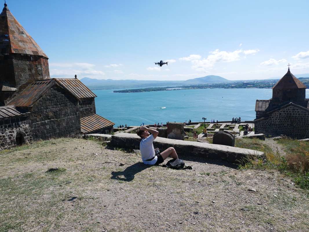 Nad hlavami nám vkuse hučal dron ... už pristáva