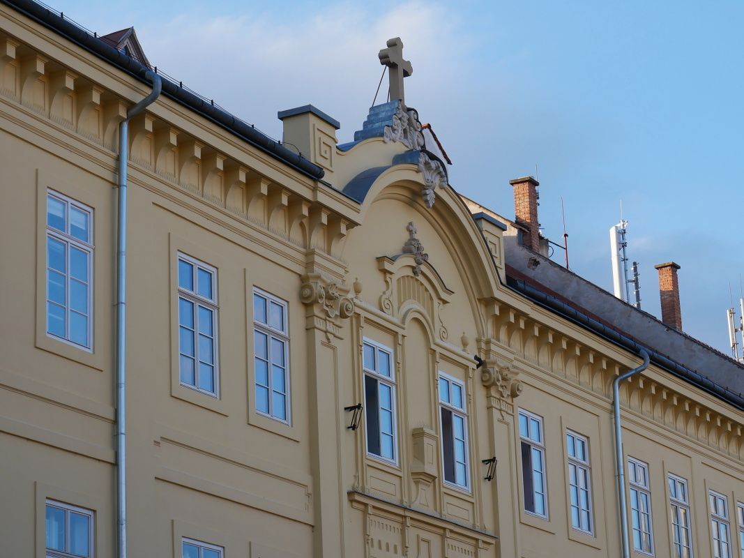 Kríž nad Uršulínskym kláštorom