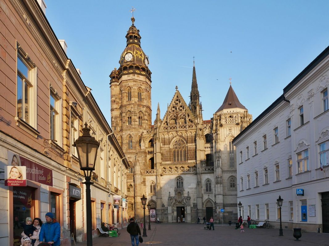 Dóm sv. Alžbety - vľavo severná Žigmundova veža, vpravo nedostavaná južná Matejova veža