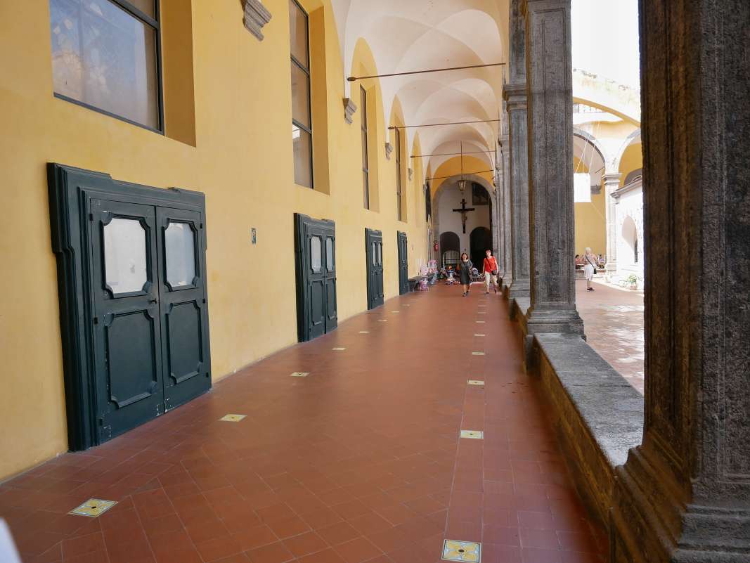 Kláštor San Gregorio Armeno - druhá arkáda nádvoria