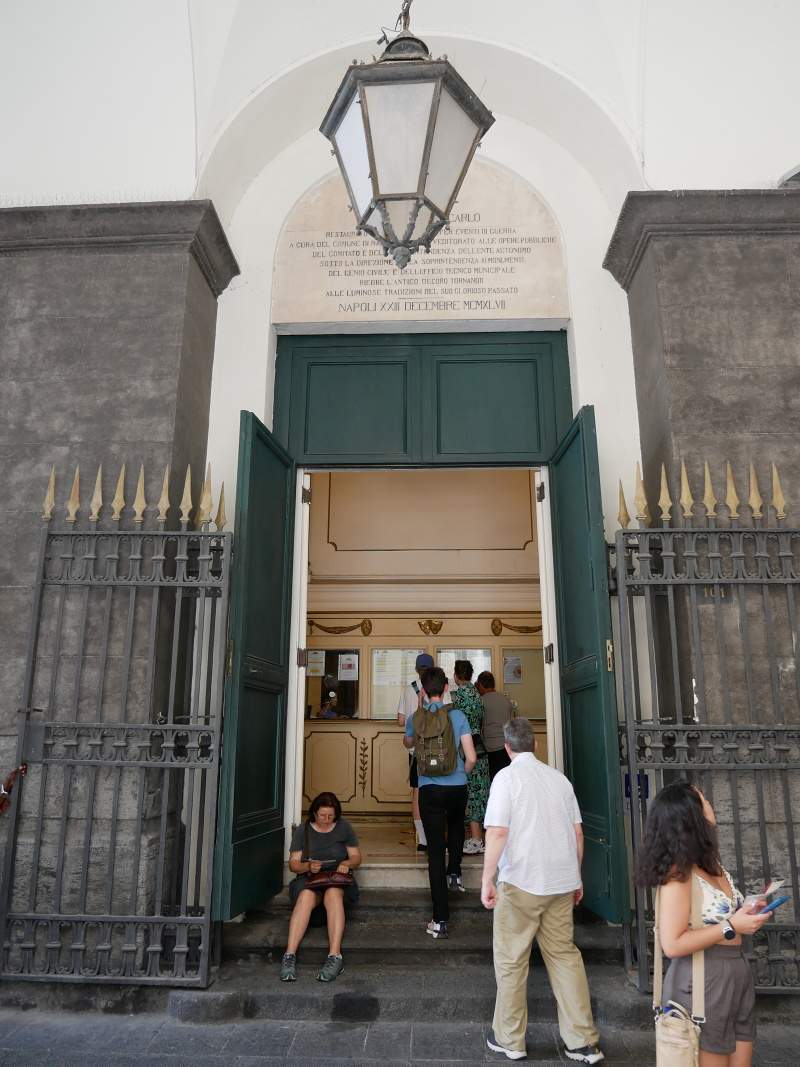 Divadlo San Carlo - ideme kúpiť lístky na prehliadku