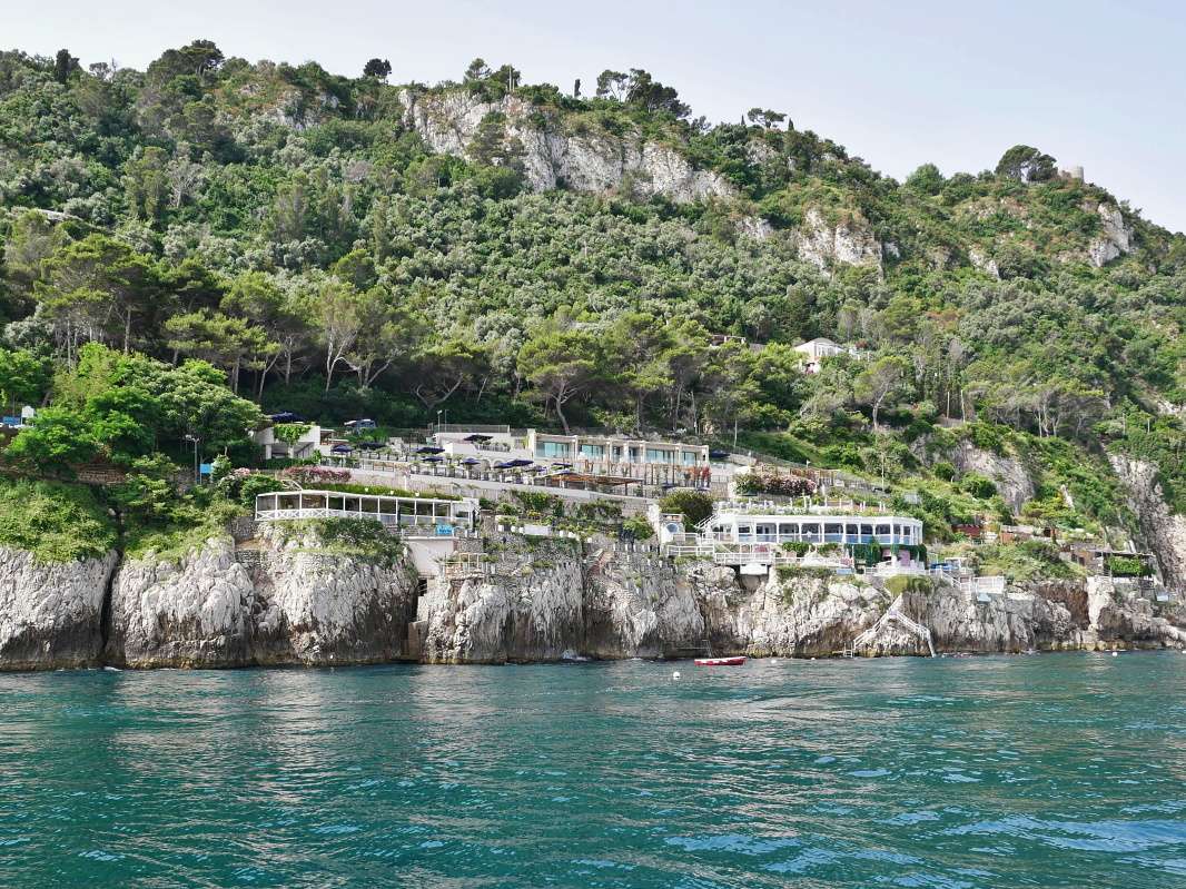 Pri Azúrovej jaskyni - vpravo hore veža rímskej Villa di Damecuta