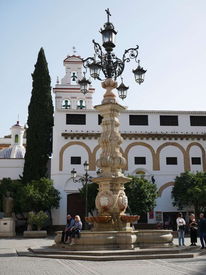 Námestie panny kráľov(Plaza Virgen de los Reyes) - fontána Farola (pouličná lampa)