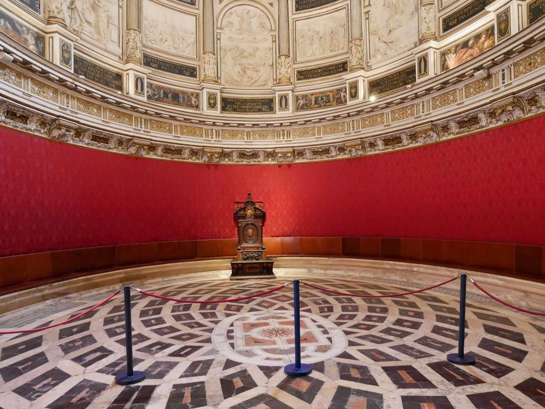 Kapitulný dóm (r.1592) elipsovitého tvaru, na zemi vzor Dahlie ako v Ríme na Kapitole