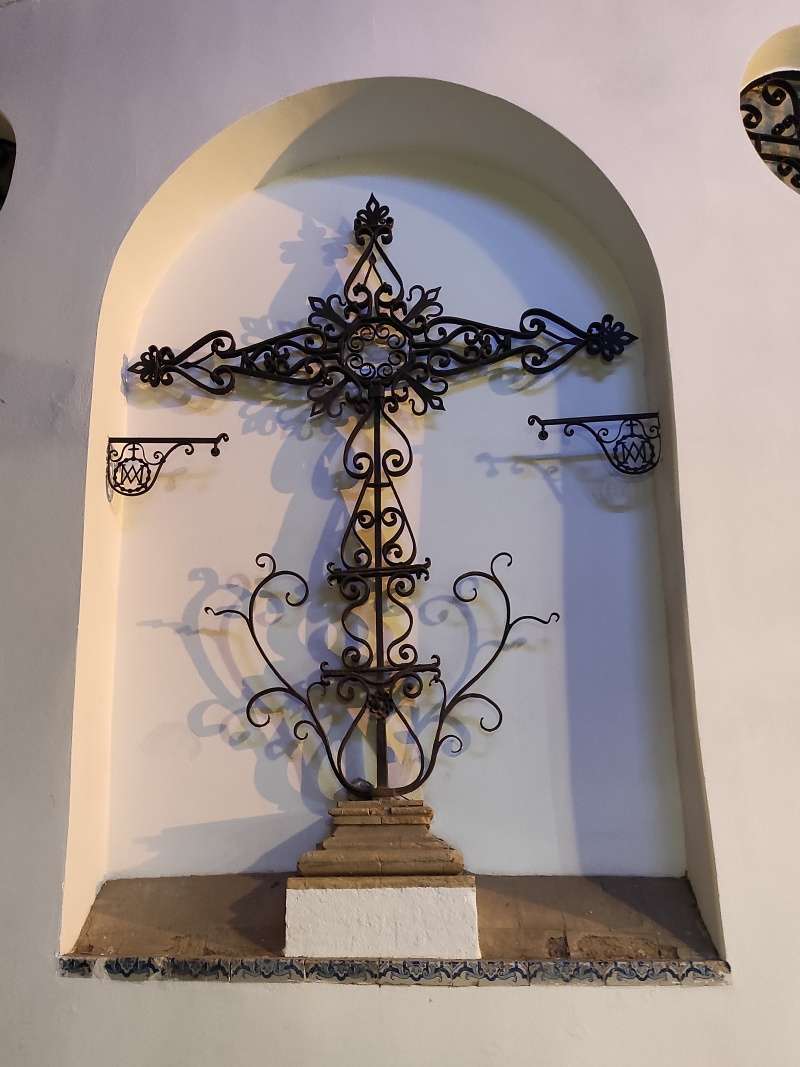 Kríž na kostolíku Iglesia de Santa Catalina, oproti nášmu hotelíku