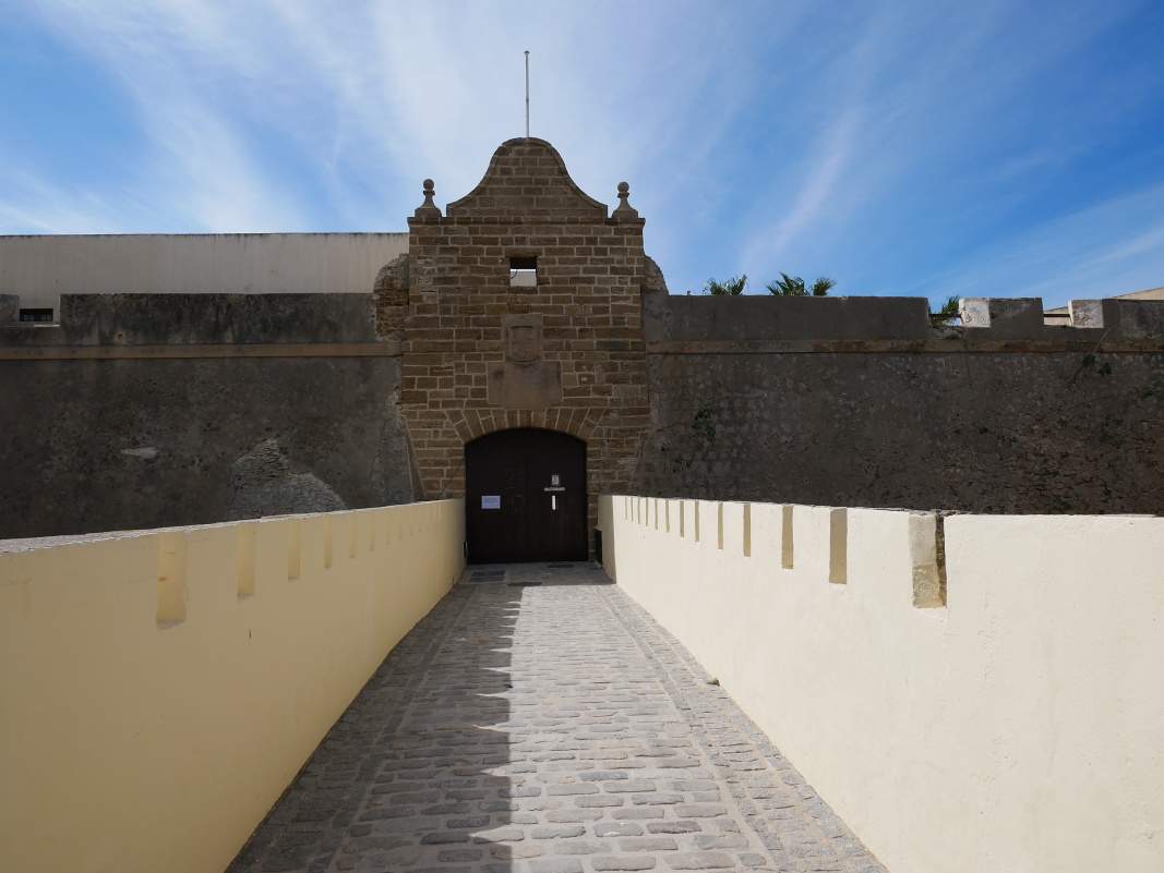 Hrad Santa Catalina - fotka cez mreže