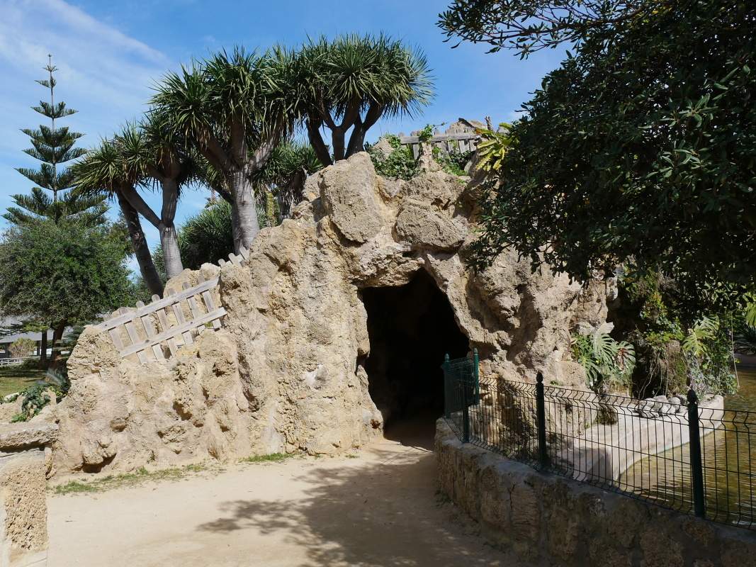 Park Genovése - umelá jaskyňa a vyvýšený most