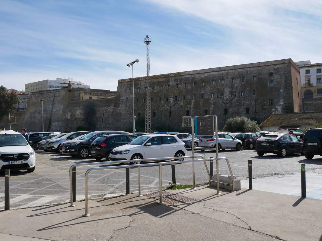 Pred vlakovou stanickou vidno hradby historického Cádizu