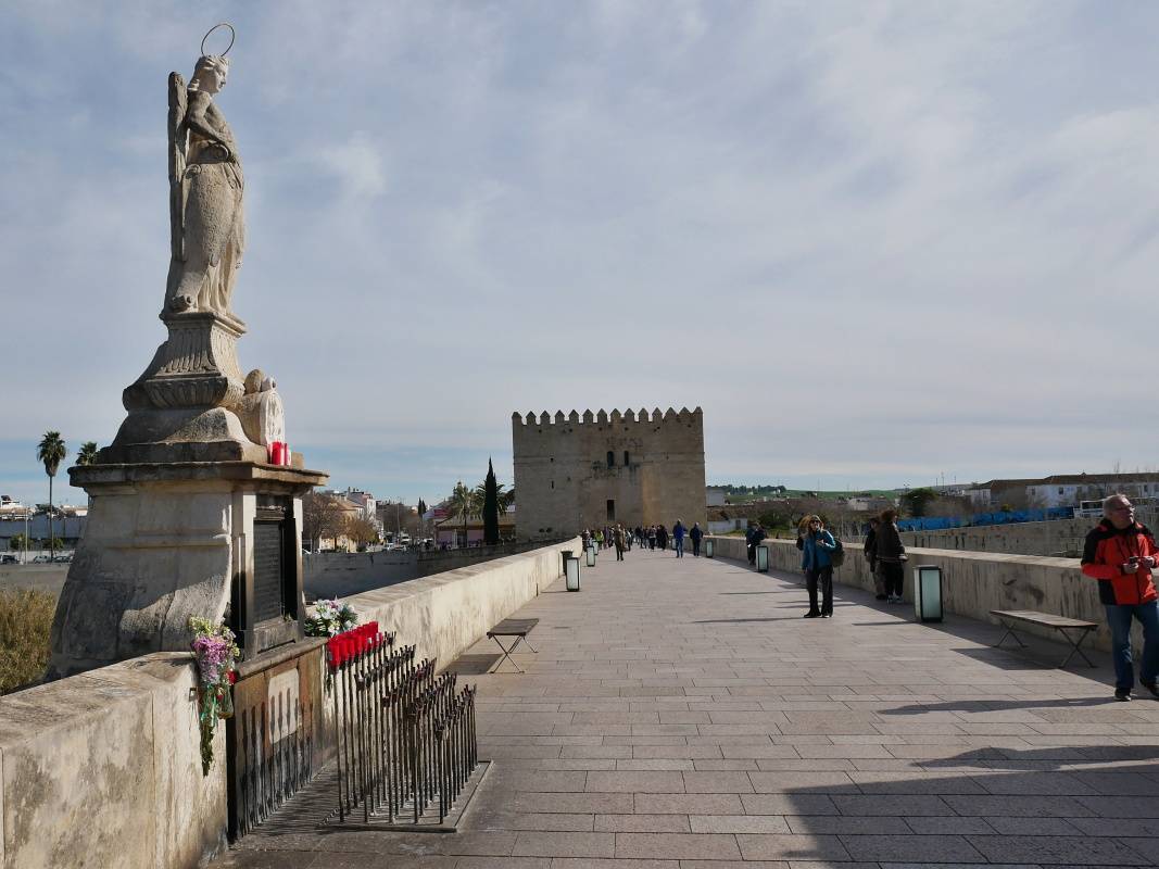 Sv. Rafael Archanjel (1651) a pohľad ku koncu mosta